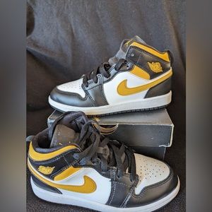 Like New Jordan 1 Mid big boy sneakers- Size 2Y